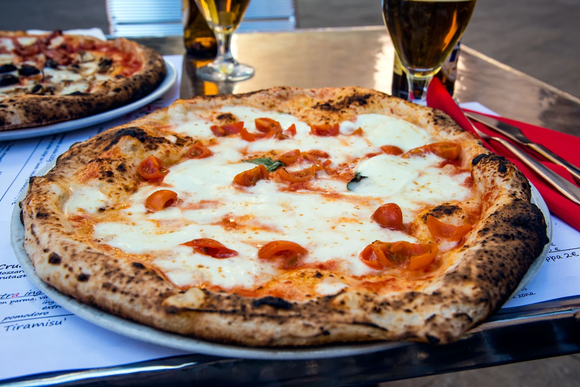 Pizza killer, non mangiate quella cosa. La tragedia: ne ingoia un boccone, e...