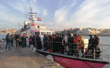 Migranti e sbarchi, fumogeni e fuochi d'artificio: caos sulle coste sarde