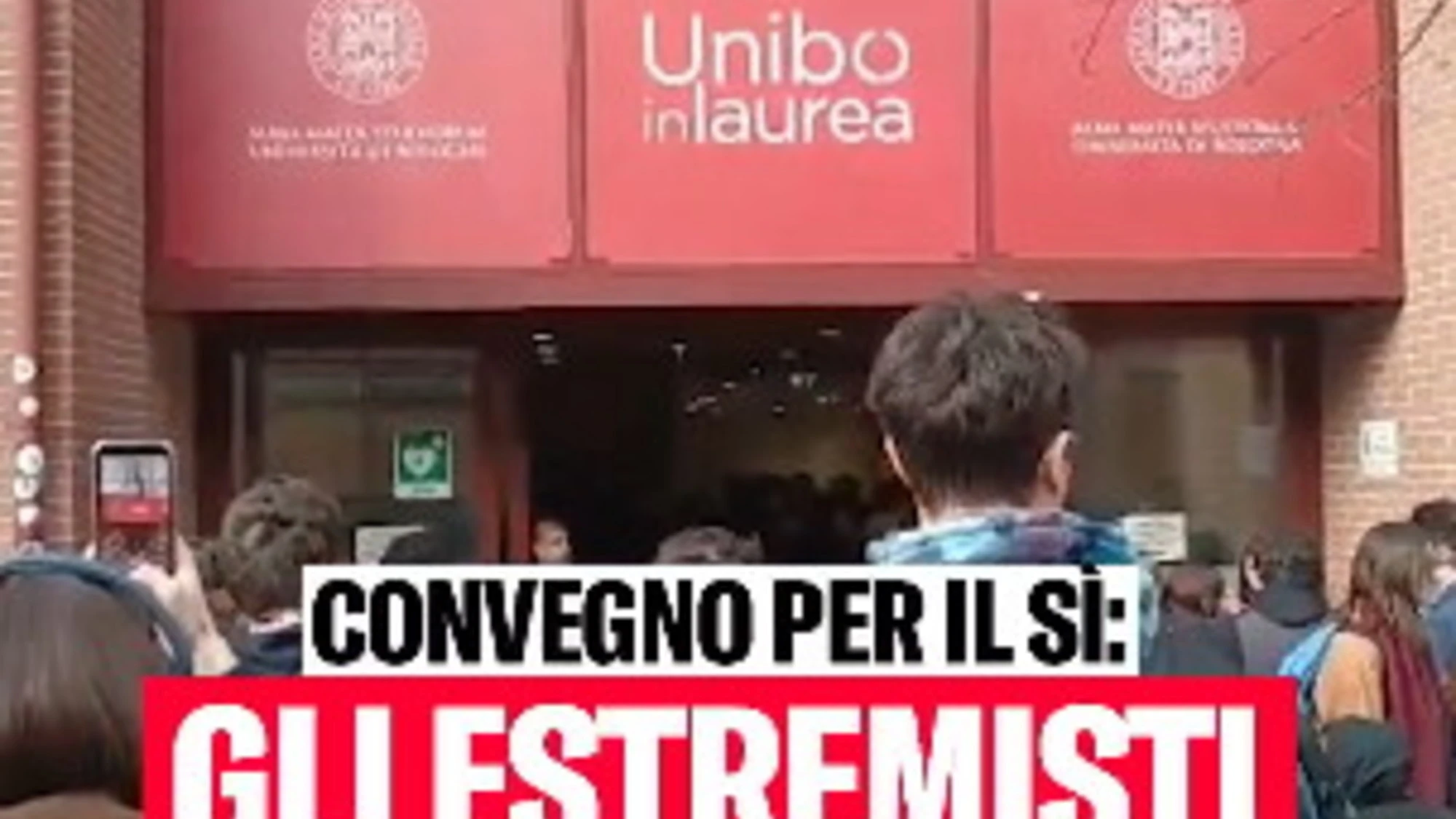 Referendum, vergogna a Bologna: i collettivi tentano di bloccare il convegno per il "Sì"