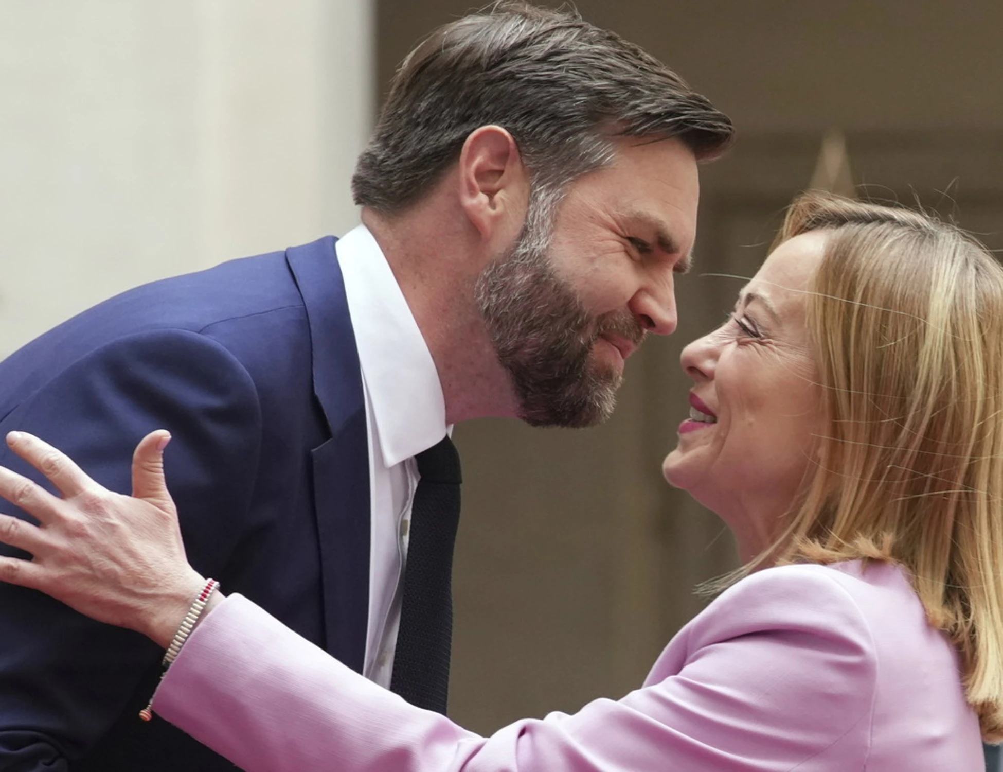 J.D. Vance incorona Meloni: "Tutti quelli che parlano con lei"