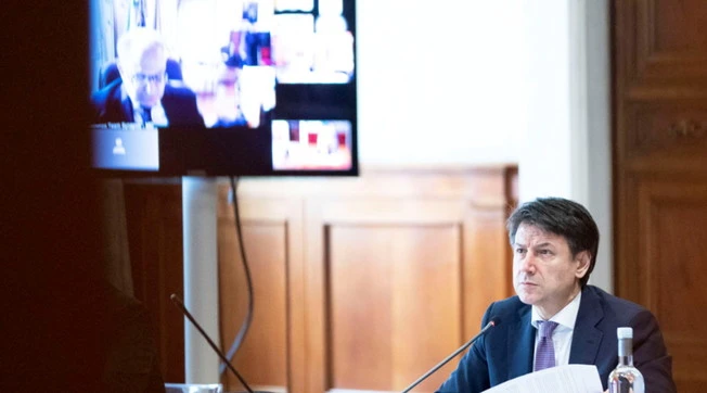 Giuseppe Conte, dopo l'ospedale a Palazzo Chigi si è costruito la "stanza-lavoro": 189.862,50 euro spesi tra super tv, pc e sistemi audio