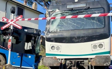 Viterbo, pullman pieno di studenti si scontra contro un treno: ci sono feriti