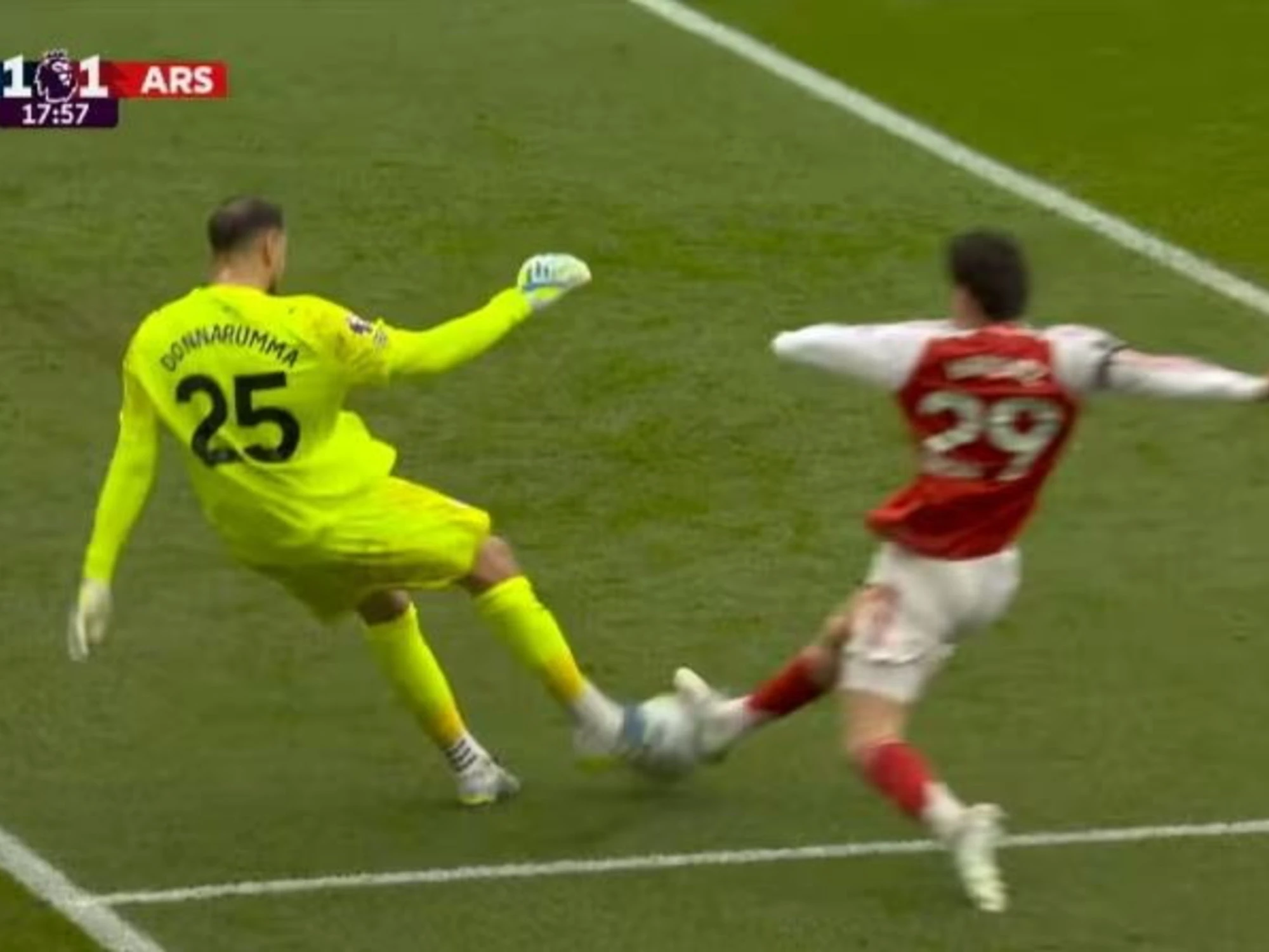 Gigio Donnarumma, la papera con l'Arsenal fa il giro del mondo: valanga di insulti