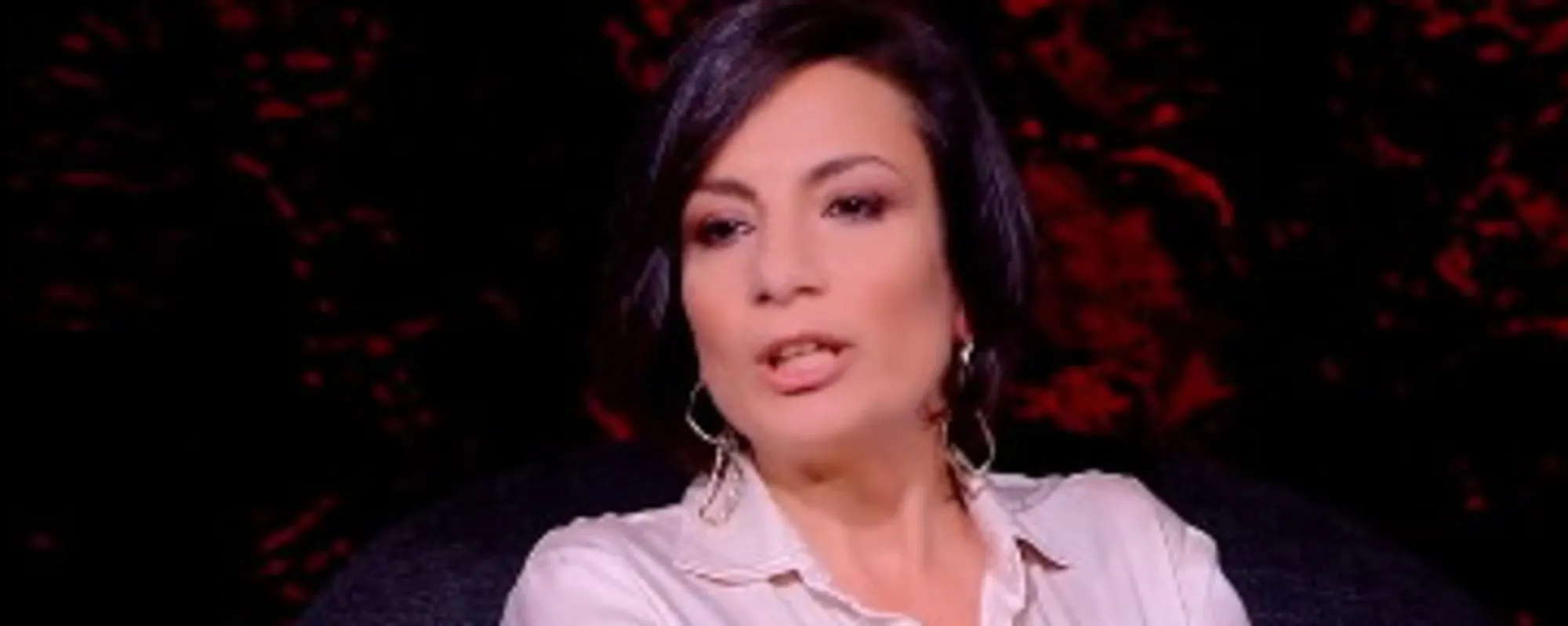 "Di cosa sei felice". Maddalena Oliva del Fatto zittita in diretta