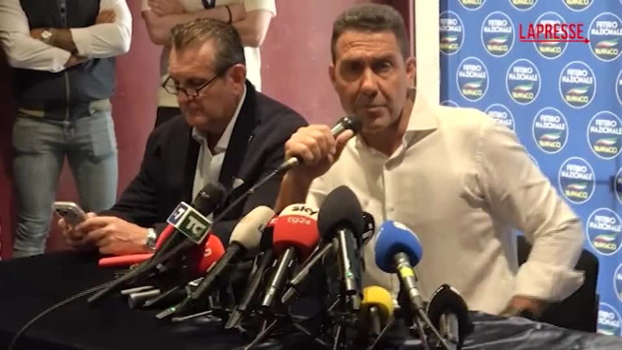 Vannacci e la remigrazione, "pronto a invitarli in Parlamento": la sfida alla sinistra