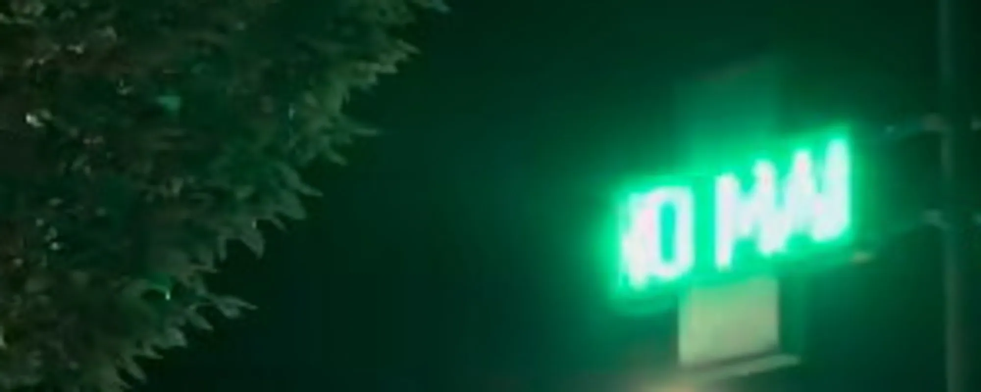 Sulla croce verde della farmacia spunta la scritta "No maranza"