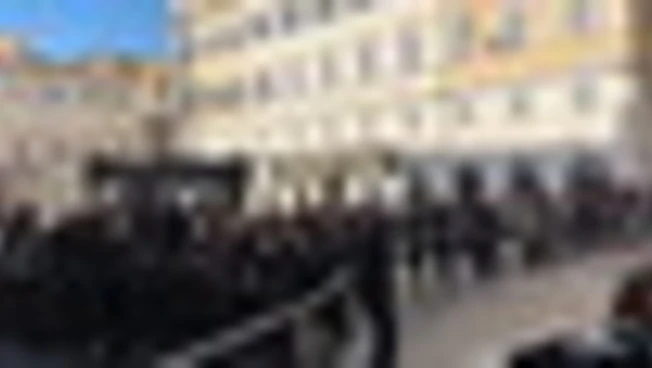 Ultimo giorno di camera ardente, ancora in coda per Valentino