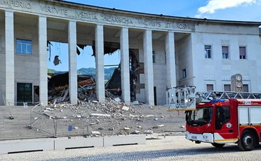 Bolzano, crolla il tetto del tribunale. "Tutto distrutto", un pesantissimo sospetto