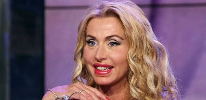 Valeria Marini impazzisce per il maschio italiano: "Sono pazzeschi, ecco cosa cerco"