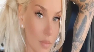 Victoria, mammina hard cacciata da scuola per queste foto estreme