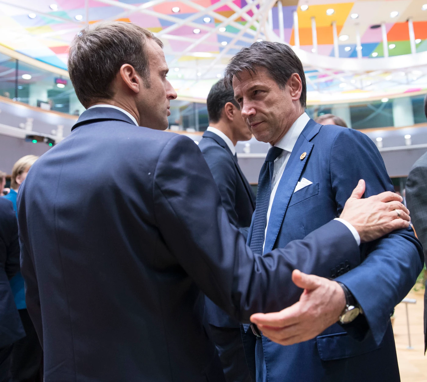 Giuseppe Conte, bomba atomica su Emmanuel Macron: "Perché voi non...", sfida senza precedenti in pubblico