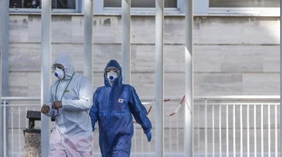 Coronavirus, contagio tra i medici all'8%: "I politici li chiamano eroi, ma non li proteggono"