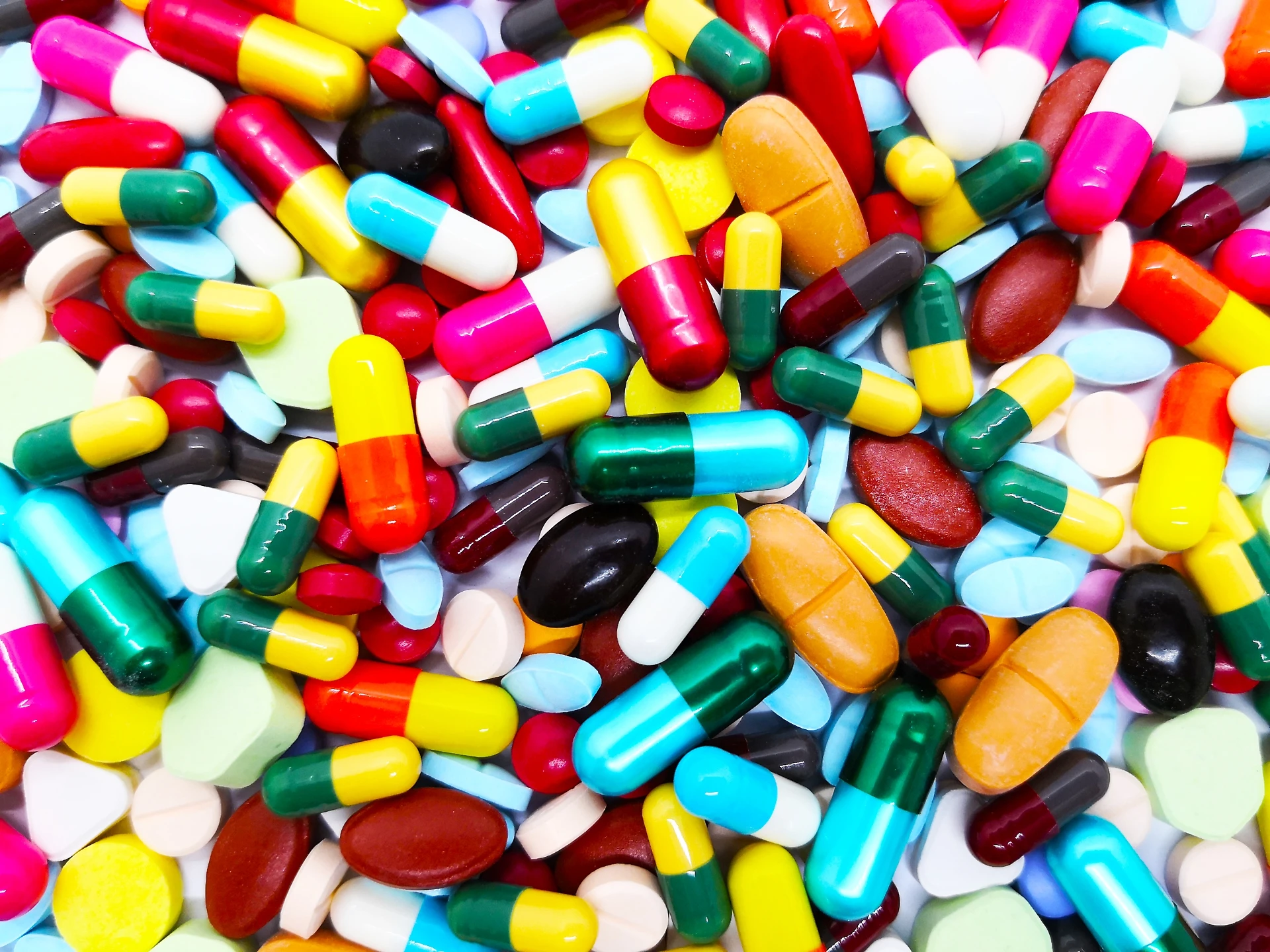 Farmaci da banco, da gennaio scatta il rincaro per 800 medicine: la tassa occulta in farmacia
