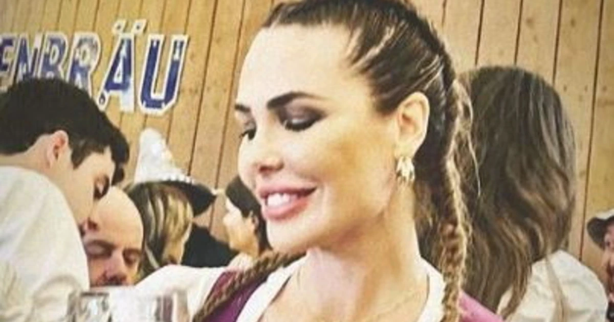 Ilary Blasi all&apos;Oktoberfest: décolleté mostruoso, la Baviera si ferma
