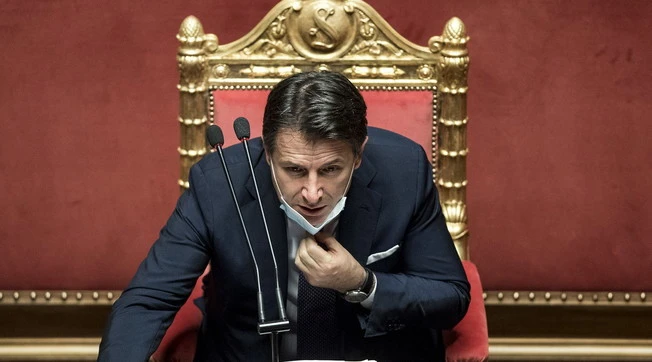 Crisi, Giuseppe Conte in Parlamento: "Fissata la data del voto di fiducia". Niente dimissioni, è caccia ai responsabili