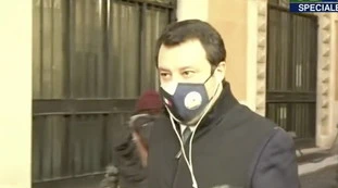 Matteo Salvini intercettato da Enrico Mentana: “Sapete perché fanno uscire queste notizie?”, terremoto a Palazzo Chigi