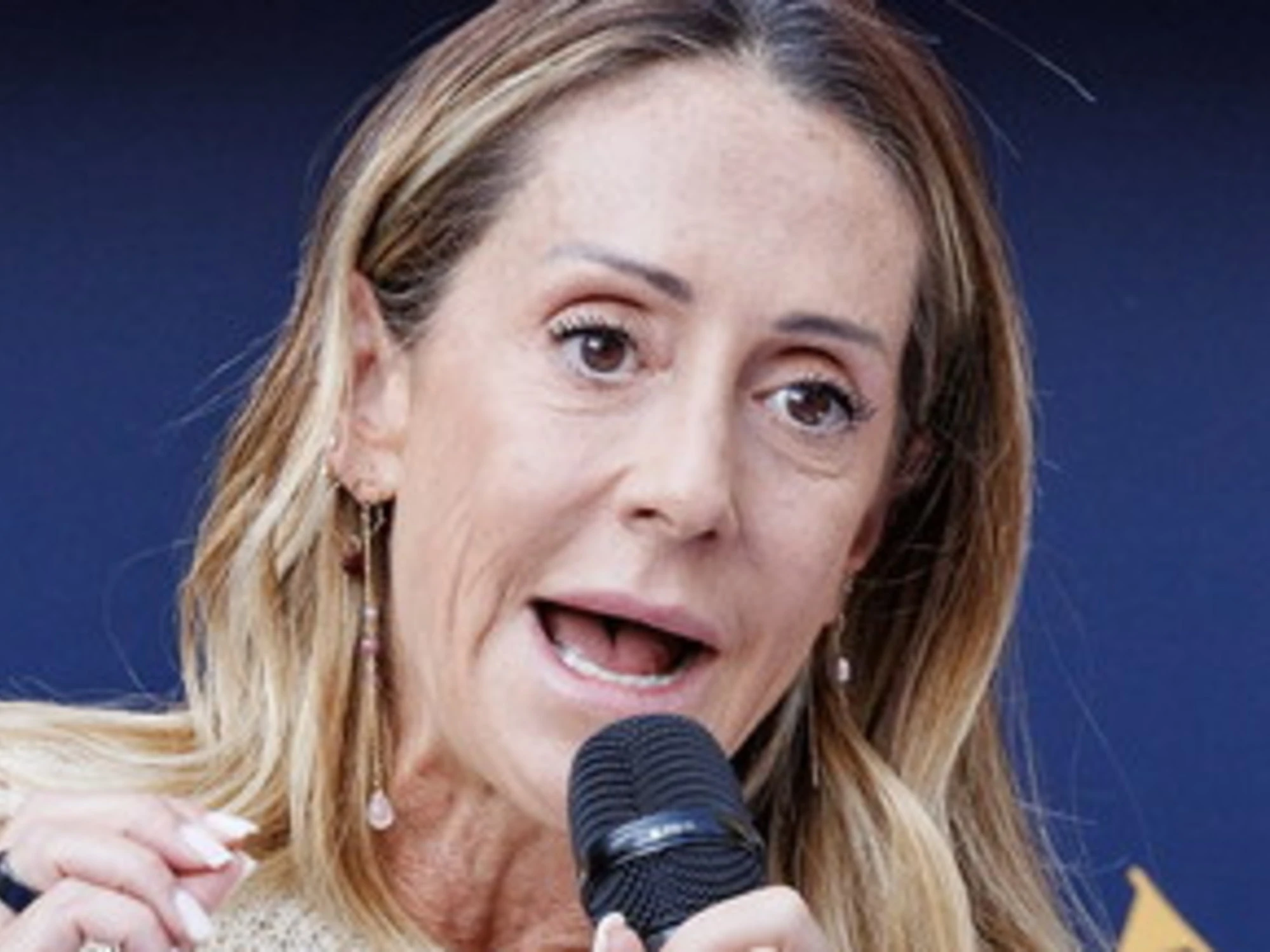 Arianna Meloni lancia Acquaroli: "Mani pulite e scarpe sporche di fango", bordata al Pd