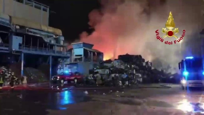 Incendio in azienda di demolizione auto a Bollate, nessuna persona coinvolta