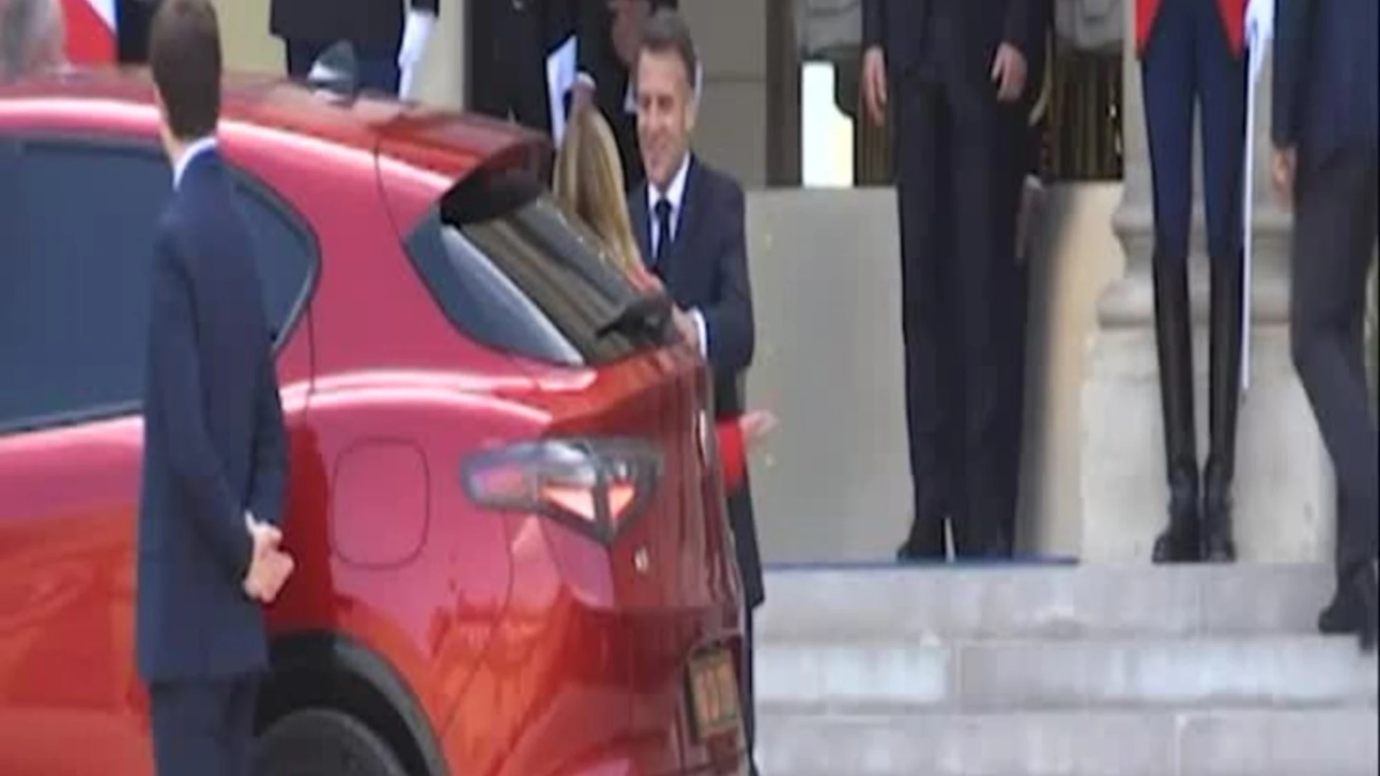 Meloni da Macron, auto e vestito: come si presenta all'Eliseo