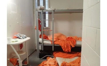 Epstein, la foto choc del corpo in cella. E la frase: "Festa con due spogliarelliste"