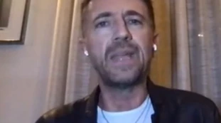 Andrea Scanzi a Otto e mezzo: "Meloni ex fascista, ma non sono sicuro sia ex". La Gruber muta