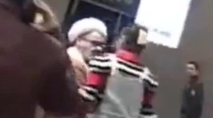 Iran, non indossa il velo e strappa il turbante al mullah: gesto eroico della ragazza in aeroporto