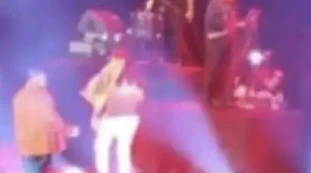 Mikaben muore sul palco a 41 anni, il video-choc: gli ultimi secondi della star