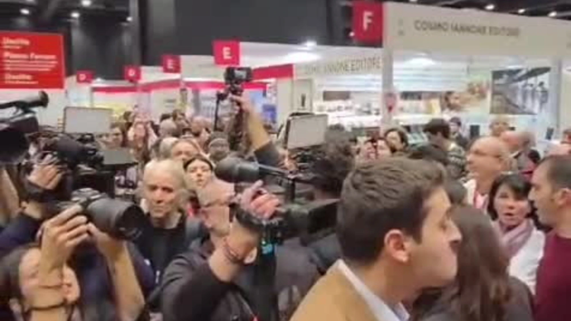 Più libri più liberi, i manifestanti intonano "Bella Ciao"