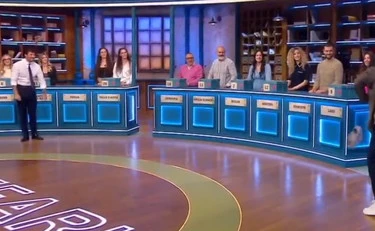 Affari Tuoi, De Martino esasperato: scaglia una ciabatta contro Herbert Ballerina