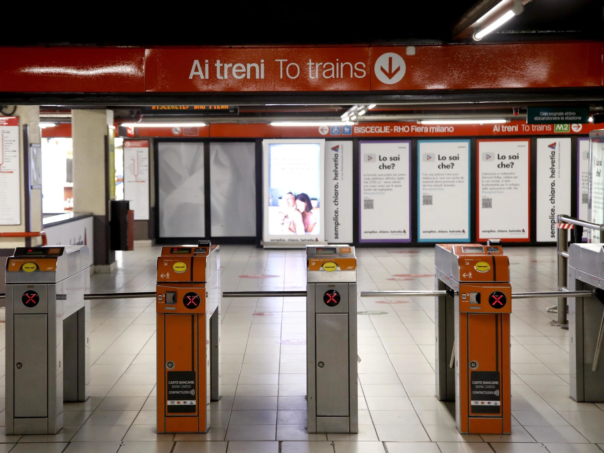 Milano, il branco molesta le ragazze e il vigilantes estrae la pistola: sospeso