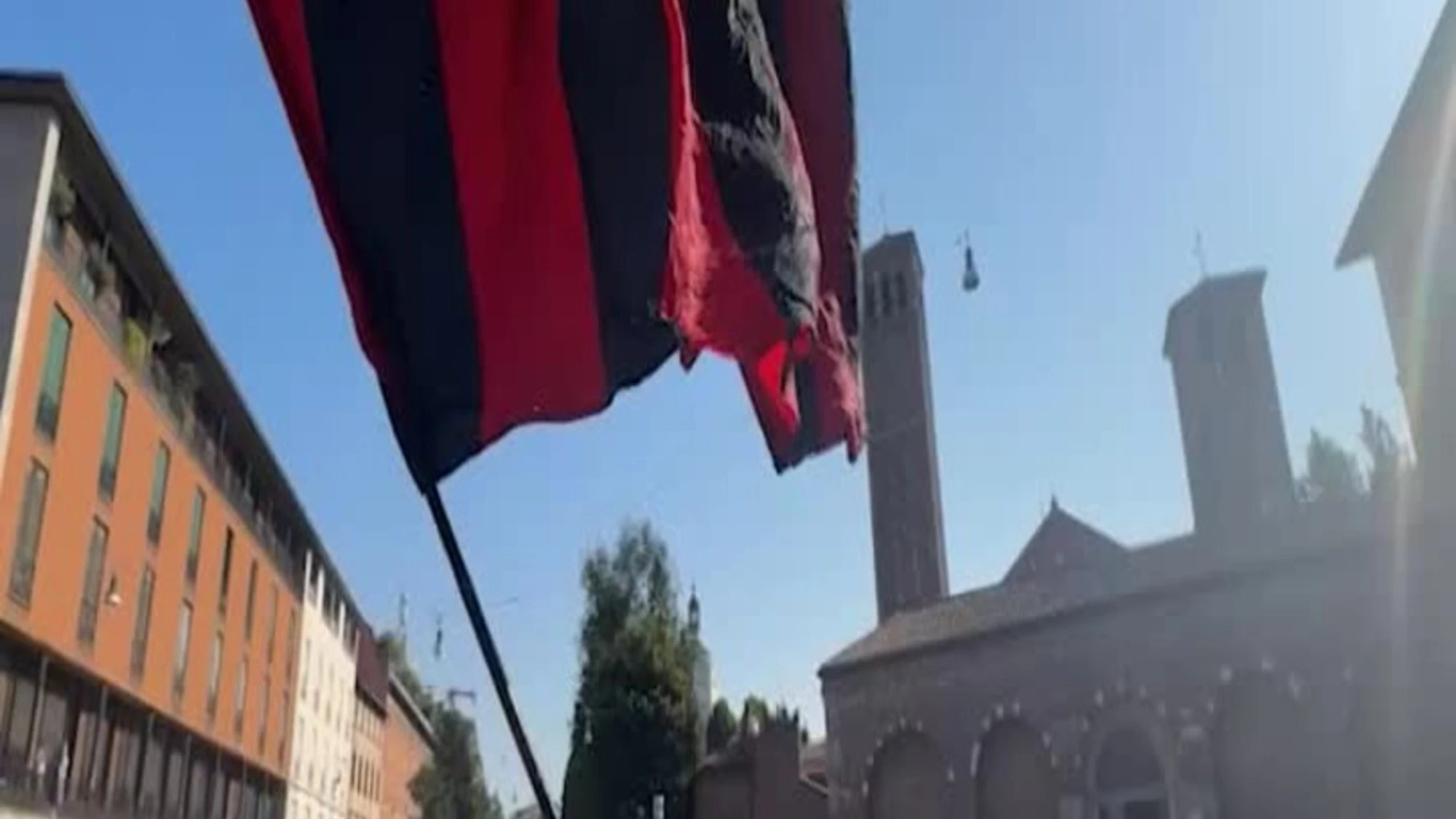 Franco Baresi, davanti alla basilica di Sant'Ambrogio la bandiera con numero 6
