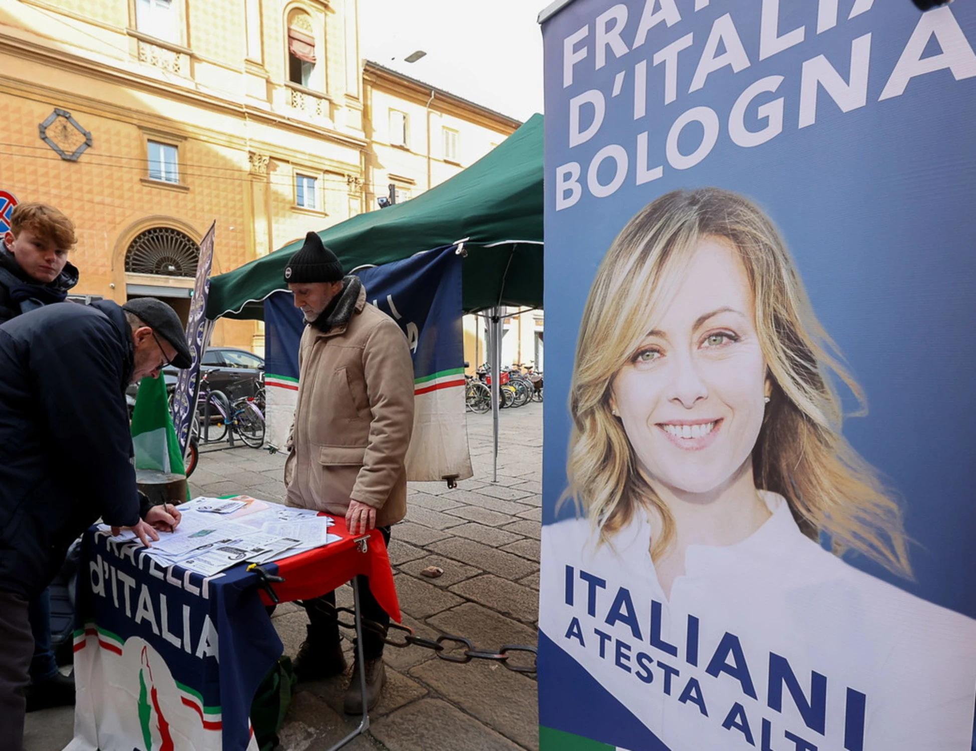 Bologna, una donna aggredisce militante FdI: insulti e calci negli stinchi 