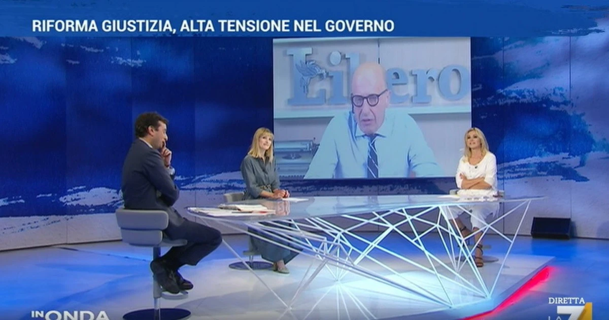 In Onda, siparietto "spinto" tra Sallusti e Concita De Gregorio: "Se trovi la moglie a letto con un altro...", "In che senso?". Il gelo di Parenzo