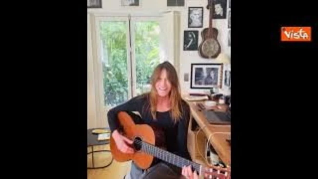 "Posso suonarti una canzone amore mio?" Carla Bruni dedica "Let it Be" al marito Sarkozy
