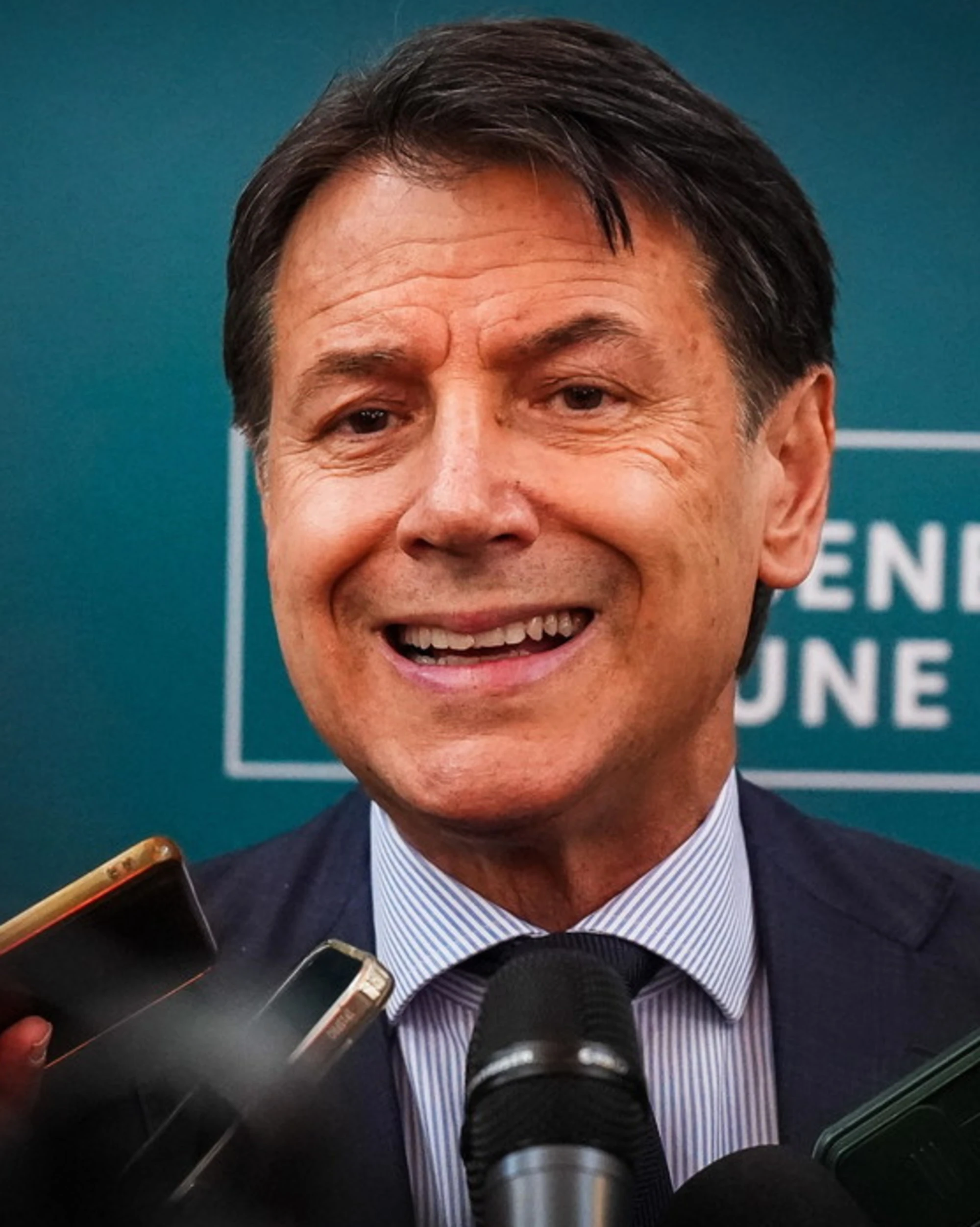 Giuseppe Conte perde ancora la faccia: l'ultima piroetta sulla Polizia