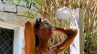 Anna Tatangelo, su le braccia e lì sotto... si esplode: il trionfo delle forme, una foto monumentale