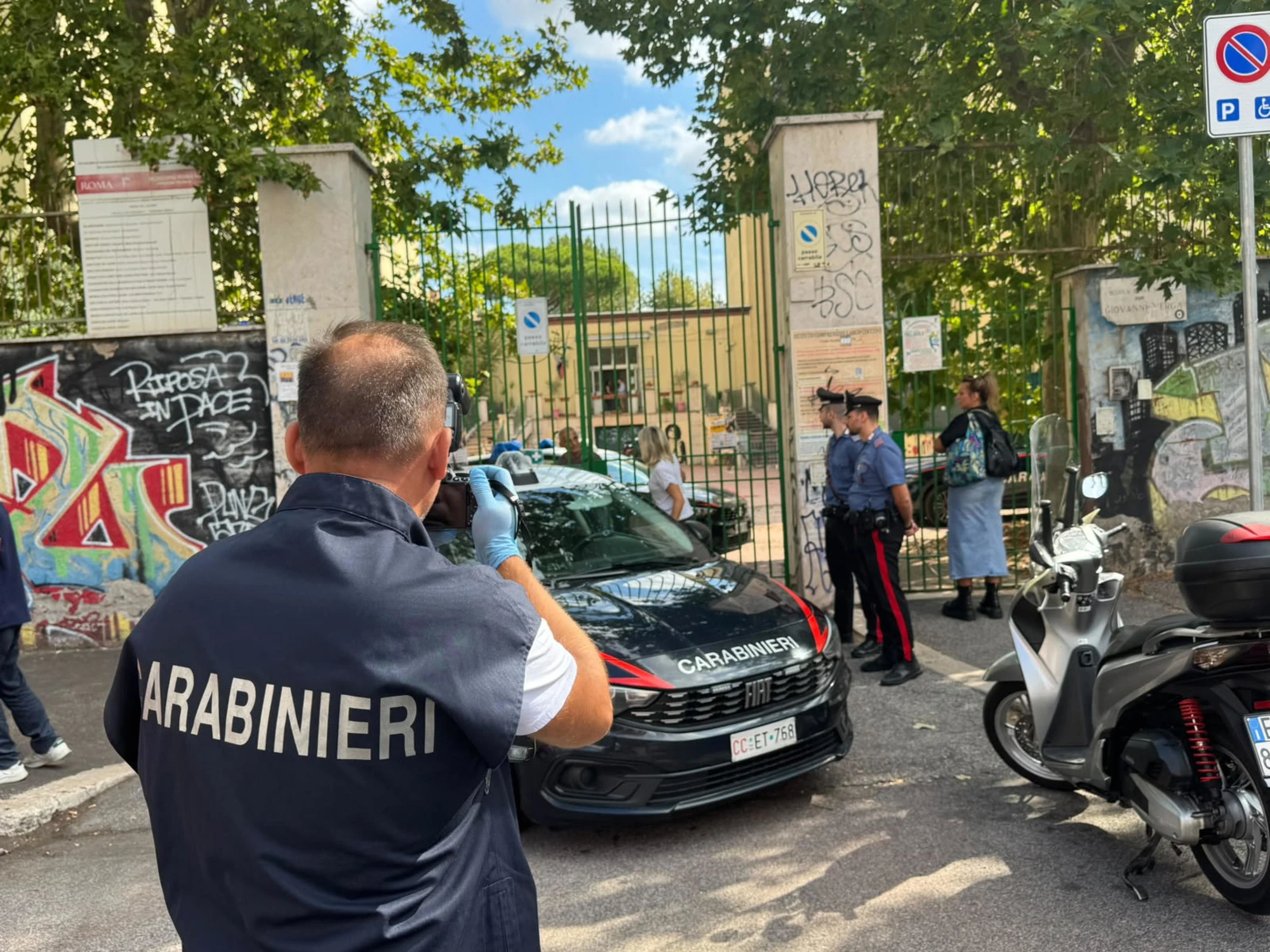 Prof accoltellata a Roma, perquisiti i cellulari del 13enne e della mamma: chi stanno cercando