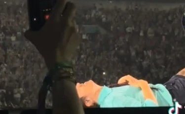Harry Styles, soffoca con l'acqua e poi si accascia: paura sul palco