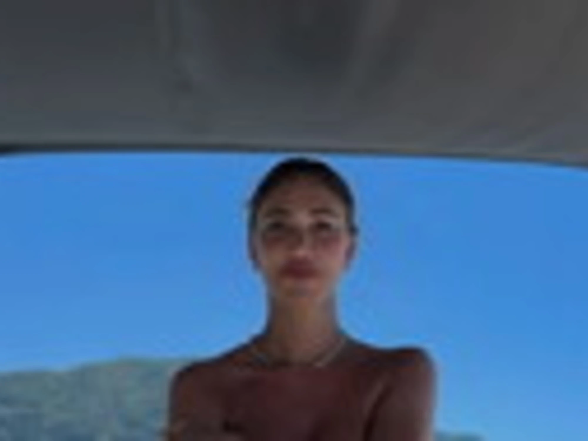 Belen Rodriguez, motoscafo e topless: il video piccantissimo fa impazzire i fan