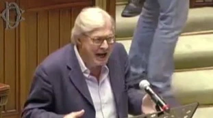 Vittorio Sgarbi, show alla Camera: "Coronavirus, misure repressive da fascisti". Nel mirino Speranza e Zingaretti