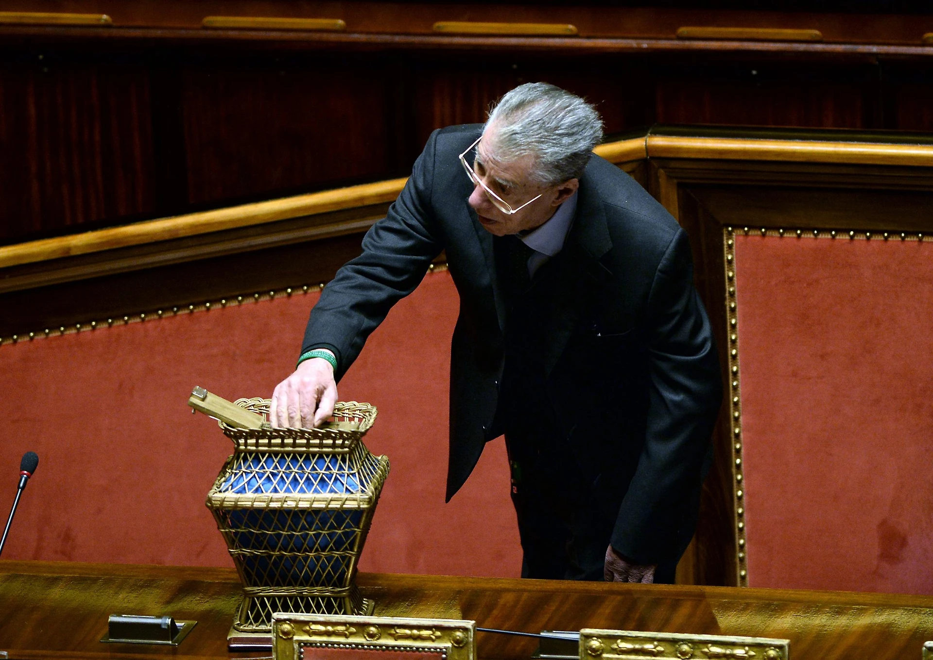 Matteo Salvini e Lega, Umberto Bossi l'unico a non votare la Bernini. "Errore", ma va da Berlusconi: bomba atomica