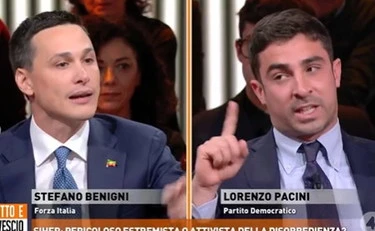 Dritto e rovescio, Benigni travolge il dem Pacini: "Te l'ho chiesto, rispondi!", ovazione in studio