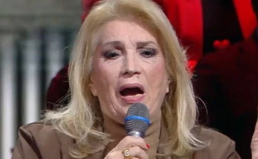 Dritto e Rovescio, Iva Zanicchi: "Vai nel tuo paese a pregare cu*** all'aria"