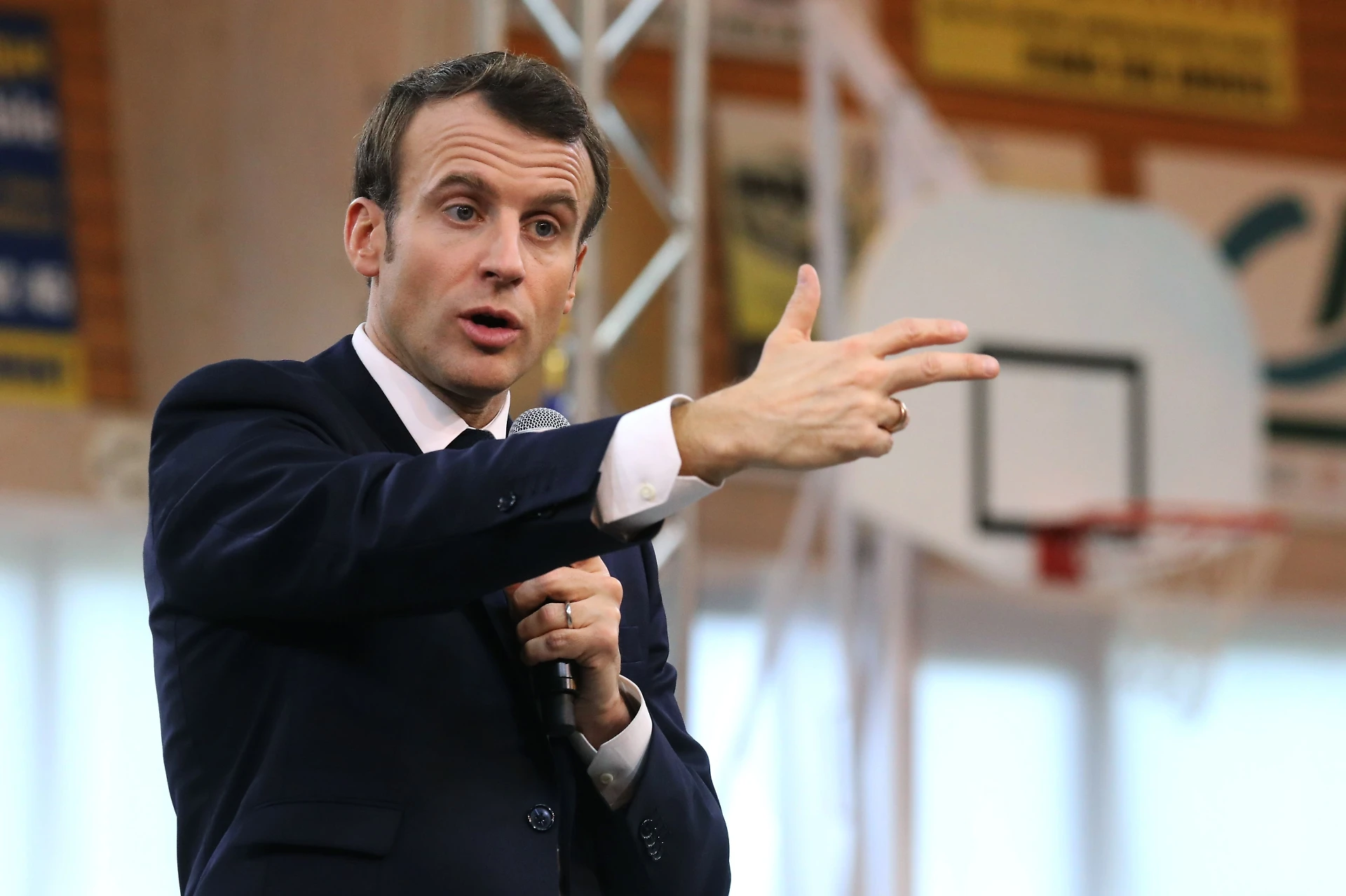 Sondaggio, crolla la fiducia degli italiani nella Francia di Macron: sale la Russia di Putin