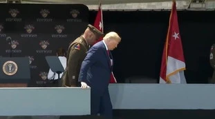 Donald Trump, Stati Uniti in ansia per la sua salute: "Ma non sta bene?", il gesto che preoccupa