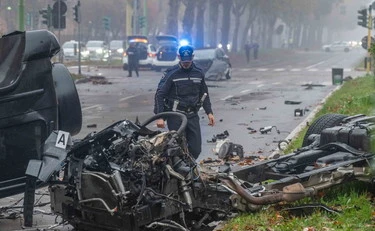 Auto ribaltata e in fiamme: schianto da brividi a Milano. Uno dei feriti in fin di vita