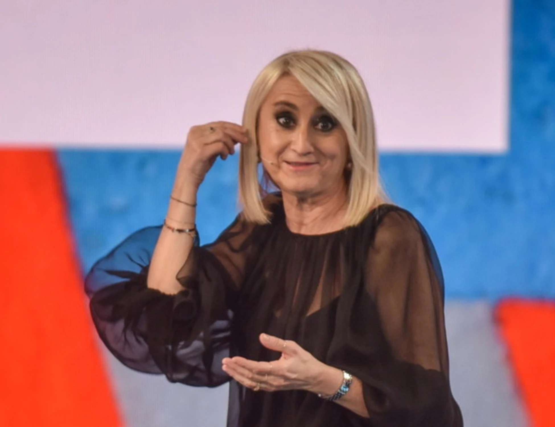 Luciana Littizzetto, sceneggiata contro Elkann: "Repubblica non è un chiosco di patatine"