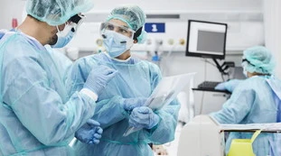 Bollettino 21 maggio, contagi e morti stabili ma nei reparti... la nuova fascia d'età più colpita