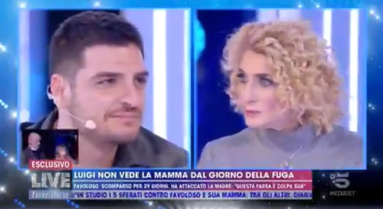 Live non è la d'Urso, Luigi Favoloso show: un faccia a faccia di fuoco tra mamma e figlio