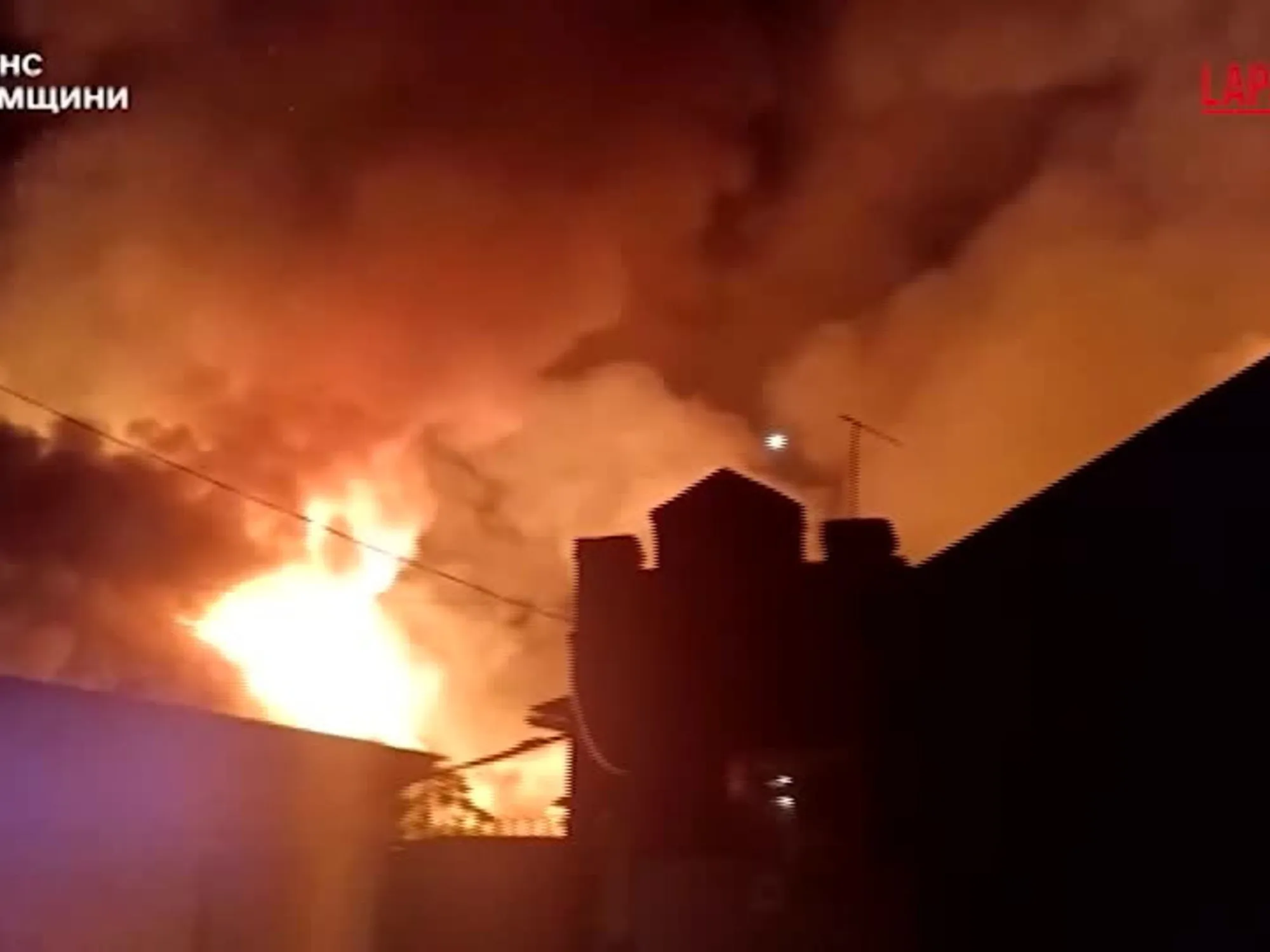 Ucraina, raid russo su Sumy: case incendiate e l'intervento dei vigili del fuoco